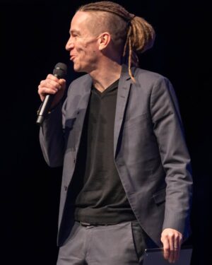 Ivan Bartoš Instagram - Fallout, Baldur’s gate, Planescape Torment, Tomb Raider, Machinarium. Dnes jsem měl šanci poznat neuvěřitně talentované lidi, kteří stáli za těmahle a dalšíma herníma peckama.🕹️

Zúčastnil jsem se totiž zahájení nejstarší středoevropské konference věnované vývoji her, herním technologiím, obchodu a marketingu Game Developers Session - GDS. Partnerem akce je i Digitální Česko 😎

Dělá mi velkou radost, že letošní ročník GDS je ještě rozsáhlejší než obvykle, otevřený pro střední i vysoké školy a širokou veřejnost. 

Do Prahy dorazily zmíněné světové špičky z oboru, jako je například tvůrce Tetrisu Alexej Pažitnov nebo třeba světoznámá herní spisovatelka Rhianna Pratchett či legendární Brian Fargo. I když v této době na hraní příliš nemám čas, zůstávám vášnivým fanouškem gamingu a obdivovatelem novych technologií v této oblasti. ✨