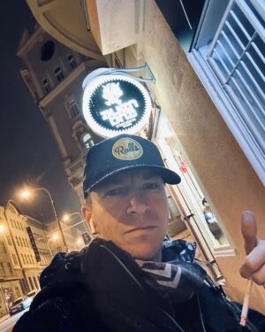 Ivan Bartoš Instagram - 🎄is coming! 👽🧬 Support your local traditional #23 Žižkoff streetwear Alien DNA forever! 
#aliendna