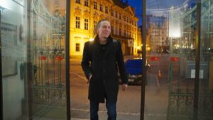 Ivan Bartoš Instagram - Dneska je první den, kdy jsem mohl jít do práce na občanku v mobilu, tedy eDoklady, na kterých jsme dělali s Digitální a informační agentura.

Tak jsem si vyzkoušel, jestli to u nás na ministerstvu funguje. 
A funguje! 

👉 Od 20. 1. 2024 přijímají občanku v mobilu všechny ústřední orgány státní správy, 
👉 od 1. 7. 2024 policie, finančák, pracák a další (policie se dušuje, že v terénu to bude umět už od dubna), 
👉 od 1. 1. 2025 pošta, obecní úřady a prostě všechno. 

Více informací na edoklady.gov.cz.