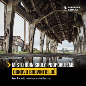 Ivan Bartoš Instagram - Třídy nacpané k prasknutí, žáci dojíždějící i desítky kilometrů. Nedostatek míst na školách se v okolí velkých měst často řeší stavbou nových budov. Ne vždy ale musí zabrat prázdné plochy, které jsou taky nedostatkovým zbožím. Obrovskou příležitostí jsou dlouho zanedbávané areály – brownfieldy. 

Třeba v Bílovicích nad Svitavou bude už za dva roky stát na Mlýnském ostrově místo ruiny nová škola s vlastní vodní elektrárnou. MMR prostřednictvím Státního fondu podpory investic dá na projekt 206 milionů korun. Obec vyřeší problém zchátralého areálu a zároveň získá další místa pro školáky.

Podobných míst jsou po Česku tisíce. Část z nich dostane druhou šanci – fond už uzavřel ze zdrojů Národního plánu obnovy smlouvy se 47 příjemci za 2,3 miliardy Kč.