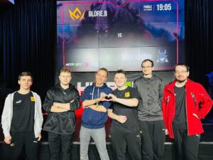 Ivan Bartoš Instagram - E-Sport again? 👽❤️ Díky organizátorům za pozvání na Finále “Střet Vyvolávvačů” -  League of Legends do mé oblíbené Smíchovské SPŠ a gymnázia. Byl to super mix event. S rodinou jsme si to užili. 🐻👍 A díky studentům za “doprovodný program” a panu řediteli, kterej se akce účastnil.
Tahle škola je známá svým dynamickým přístupem ke vzdělávání, řadou oborových aktivit a inovativními projekty. Proto 2x