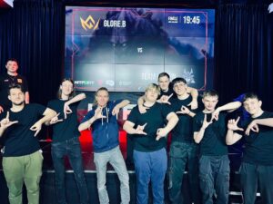 Ivan Bartoš Instagram - E-Sport again? 👽❤️ Díky organizátorům za pozvání na Finále “Střet Vyvolávvačů” -  League of Legends do mé oblíbené Smíchovské SPŠ a gymnázia. Byl to super mix event. S rodinou jsme si to užili. 🐻👍 A díky studentům za “doprovodný program” a panu řediteli, kterej se akce účastnil.
Tahle škola je známá svým dynamickým přístupem ke vzdělávání, řadou oborových aktivit a inovativními projekty. Proto 2x