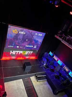 Ivan Bartoš Instagram - E-Sport again? 👽❤️ Díky organizátorům za pozvání na Finále “Střet Vyvolávvačů” -  League of Legends do mé oblíbené Smíchovské SPŠ a gymnázia. Byl to super mix event. S rodinou jsme si to užili. 🐻👍 A díky studentům za “doprovodný program” a panu řediteli, kterej se akce účastnil.
Tahle škola je známá svým dynamickým přístupem ke vzdělávání, řadou oborových aktivit a inovativními projekty. Proto 2x