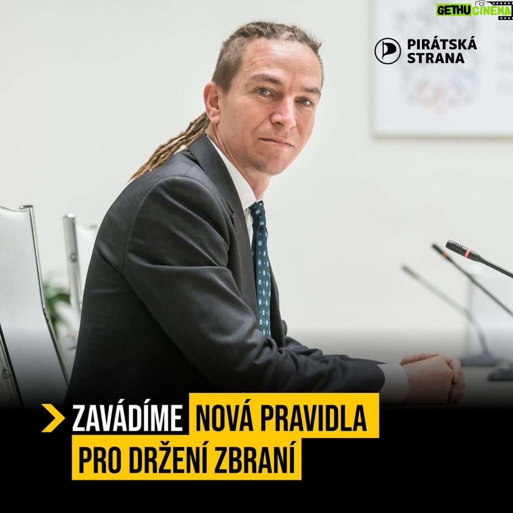 Ivan Bartoš Instagram - Zpřísňujeme pravidla pro držení zbraní. Dnes jsme ve Sněmovně schválili nový zbraňový zákon, ve kterém: ✅ Zavádíme povinnost hlásit podezřelé nákupy, například při koupi většího množství zbraní naráz. ✅ Zvyšujeme frekvenci pro lékařské prohlídky držitelů zbraní z deseti na pět let, aby držitelé zbraní byli pod lepším dohledem lékařů. ✅ Zpřísňujeme podmínky pro bezúhonnost a spolehlivost, aby zbraně nemohli mít lidé, kteří porušují zákon. Za Piráty ale budeme prosazovat i další změny. 1️⃣ Chceme upravit kategorie některých zbraní a doplňků zbraní, tak, aby jejich držitelé byli lépe a častěji prověřováni, 2️⃣ Musíme řešit navýšení kapacity péče o duševní zdraví, bez čehož v podstatě není proveditelné ani zavedení povinného psychologického posudku. 3️⃣ V neposlední řadě je nezbytná celková podpora péče o duševní zdraví, včetně efektivní krizové intervence na školách i jinde a podpora osvěty o tom, kde se dá odborná pomoc najít. Regulace zbraní je velmi komplexní téma a je třeba k tomu přistupovat nanejvýš racionálně. O dalších změnách se bavíme se všemi stranami ve Sněmovně i s odborníky, aby se to nezametlo pod koberec. Jde totiž o bezpečí nás všech.