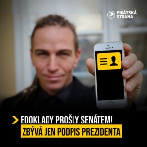 Ivan Bartoš Instagram - eDoklady právě prolétly senátem a zbývá podpis prezidenta! Vzhledem k tomu, že na našem Týdnu pro @digitální česko ukázal svůj vřelý vztah k digitalizaci se už na občanku v mobilu začínám opravdu těšit. Kolem se ale stále objevují stejné otázky pořád dokola. Pojďme si na ně přehledně odpovědět!

👉 Do ostrého provozu se eDoklady dostanou zhruba v polovině Ledna. I když to nevychází přesně, bude to pro mě takový dodatečný dárek pod stromeček.
👉 Největší výhodou, teda kromě nenošení plastových kartiček, je větší soukromí. Díky možnosti výběru zobrazených dat ukážete při kontrole vždy jen to co je potřeba. Při prokazování věku nikdo nemusí vidět nejen vaší adresu, ale ani datum narození. Použít navíc půjde i offline!
👉 Pokud náhodou ztratíte telefon s eDoklady, šance na zneužití bude výrazně menší, než u klasické občanky. Kromě ochrany samotného telefonu bude aplikace chráněna biometrií a půjde kdykoliv jednoduše deaktivovat přes Portál občana a znovu aktivovat na novém telefonu.
👉 Používání občanky v mobilu bude samozřejmě dobrovolné. Plastové kartičky se neruší, naopak pro všechny pořád platí povinnost klasickou občanku vlastnit, i když třeba jen doma v šuplíku.
👉 Náběh bude postupný, nasazení do celého státu není snadný úkol. Při startu půjdou používat na Ministerstvech a Úřadu vlády, od července se přidá policie, finančáky a úřady práce. Od ledna 2025 se pak přidá i Pošta a obecní úřady.
👉 Naše eDoklady půjdou použít jen u nás v Česku, celoevropské řešení by mělo přijít někdy v roce 2026. Spuštěním vlastní appky ale získáváme cenný čas a zkušenosti a do evropské eWallet pak jen plynule vklouzneme. eDoklady jsou totiž vytvářeny tak, abychom přechod ani nezaznamenali.

Tak co, už se na občanku v mobilu těšíte?