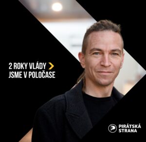 Ivan Bartoš Instagram - Je to přesně dva roky, co jsme s @jan_lipavsky a Michalem Šalomounem přijeli do Lán, aby nás prezident jmenoval ministry.

Často poslouchám, jestli jsme do vlády měli chodit. A jestli má smysl, abychom tam byli. 

Sám to mám z první ruky. Denně na ministerstvu slyším, co prý brání tomu, aby stát fungoval efektivněji, rychleji, levněji a vlídněji pro občany.

Týden co týden se na vládě osobně dohaduji s lidmi, kteří někdy vidí svět úplně jinak než já.

A jednou za rok si jdu na Křišťálovou lupu převzít anticenu za to, že prý děláme málo, pomalu a pozdě. 

Ale taky vidím, že za Piráty:
👉 jsme navrátili páteř zahraniční politice,
👉 jsme prosadili navýšení rodičáku,
👉 jsme posílili práva rodičů na pobyt s dětmi v nemocnici,
👉 jsme připravili ke spuštění reformu dostupného bydlení a zajistili 10 miliard na výstavbu,
👉 jsme sehnali profíky, kteří opravdu začínají Česko digitalizovat, a tak už brzy rozjedem například e-Doklady,
👉 jsme dali stopku na zneužívání médií a dotací politiky,
👉 jsme skrz antibyrokratické balíčky osekali kus únavné byrokracie,
👉 jsme usnadnili instalaci obnovitelných zdrojů energií... a mnohé a mnohé další.

Jsme v poločase. Pracujeme intenzivně na shánění podpory pro manželství pro všechny, chystáme legalizaci konopí, korespondenční volbu, náběh reformy dostupného bydlení, rozšíření předškolní péče a spoustu dalších věcí. 

Díky všem, co se na tom podílí, a na této těžké a podle mě pro Piráty zodpovědné vládní cestě nás podporují. ❤️