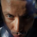 Ivan Krishtoforenko Instagram - Ранее утро ,осень. Было настолько тихо ,мне показалось ,что я один в этом мире. Это была суббота, ночью я спал как младенец ,мне приснился человек, которого я уже не встречу в этом мире. Никогда прежде мне не снился этот человек и честно сказать ,я давно ждал этой встречи. Мы разговаривали так долго и я запомнил буквально ,каждое слово ,каждый взгляд и улыбку.Утром ,как только проснулся ,пошёл на кухню заварить чай и сидя за столом переваривал услышанное. Оделся и побежал в парк на пробежку ,чай так и остался дожидаться меня на столе. Hans Zimmer играл в моих ушах ,парк был практически пуст и я довольный бежал по дороге не ощущая своего веса тела. Будто сериал или полный метр ,я был доволен ,что никуда не поехал.