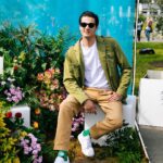 Ivan Zhvakin Instagram - Так сильно ждал это лето и вот оно наступило и… стремительно куда-то несется! Уже отцвела сирень, а сейчас жасмин цветёт!! Балдею от запаха). Сезонные запахи, это конечно отдельная тема в моей жизни😌 На участке до сих пор многолетники цветы радуют своим разнообразием)). А ведь это предыдущий хозяин еще на участке сажал. Поэтому у меня и сирень есть на участке, и жасмин))😎 А на фотке я в цветах присел, это фотошоп!) Я вообще голый. Только кеды #geox настоящие! #летолето #вотонокакоенашелето #наконецтолето Москвариум
