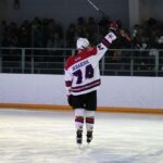 Ivan Zhvakin Instagram - Хочу поделиться секретом, а может очевидным фактом: никто из парней сериала «Молодежка» не родился на льду. Мы много тренировались и много работали над собой. Порой играли после тренировок. Но мой дебют, как хоккеиста на настоящем льду, а не в кино, случился, не поверите, только недавно. Три полных периода на показательном матче во Владимире! И эмоции от этого матча просто не передать словами в одном коротеньком посте! Мы играли с командой, где каждый игрок – профессионал. Более того, в нашей команде играли два олимпийских чемпиона – Евгений Давыдов и Василий Первухин! Я чувствовал нереальный прилив адреналина и спорт на пределе возможностей. Игра в хоккей – это вам не съемки игры в хоккей. Профи знают, как распределять силы на площадке: где рвать, а где шайба не твоя. Я же играл «на максималках» весь матч. В итоге язык на плече, эмоции на грани. Мы победили! Я был полезен команде!🧐 Ну, по крайней мере, я так думал😅 Но всё равно был по-настоящему счастлив! После стольких лет мне захотелось проверить себя и я нисколько не пожалел. #иванжвакин #хоккей