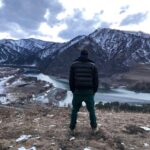 Ivan Zhvakin Instagram - 🏞Алтай! Ну вот! И я с тобой познакомился🙌)) Здесь места, наполненные силой, которые так и манят толпы туристов! Если бы не моя профессия, то не представляю, когда бы еще состоялась эта важная для меня встреча! Я ОБОЖАЮ экспедиции за бурю эмоций и чистый воздух! Про съёмки просили ничего пока не рассказывать, как бы сильно мне не хотелось поделиться! Поэтому делюсь своим впечатлением от местного колорита, пейзажей и чистого горного воздуха🏔! Спасибо тебе Алтай. В гостях у тебя хорошо! Ну, а про съемки расскажу, когда придет время! Вам понравится то, что было реализовано! Кто был на Алтае? Какие впечатления были у вас? P.S. В куртке @diegom_milano #DIEGOM #modaitaliana #FW2223 очень комфортно в путешествиях! Grazie @manuelabortolameolli_official Горно-Алтайск