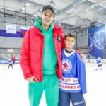 Ivan Zhvakin Instagram - Не первый год езжу на сборы детского хоккейного лагеря «Звезда хоккея» в Сочи! У парней там тренировок больше, чем у нашей сборной! И мне посчастливилось заскочить на одну из таких! Драйв детей (им до 10 лет) заряжает любого взрослого человека! Спрашиваю — «устали от тренировок?» А они — «Нет! Круто!» Вспомнил, как перед съемками Молодежки у нас было по три тренировки в неделю. Но между нами говоря, мне сполна хватало и двух. 😅 Это здорово, когда молодую энергию направляешь в правильное, спортивное русло!)👍 P.S. Бонус в этих поездках — приятная возможность подышать морским, свежим воздухом!) В Москве солнца почти нет. А в Сочи, если с погодой везёт, можно и солнышком вдоволь насладиться!☺️ Зимой, кстати, еще будут сборы! Хоккей и морское солнце — самый удачный выбор активного спорта для детей!👍 Адлер, Сочи
