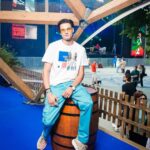 Ivan Zhvakin Instagram - Как же давно я не был на музыкальном концерте! А я ведь очень люблю музыку! В субботу она настигла меня в неожиданном месте и в не самом обычном формате. В саду «Эрмитаж» в эти выходные проходил фестиваль @chessandjazz, где выступали: Pompeya, Антоха MC, Feduk, Агутин. Безумное ощущение, когда зрители и гости сливаются в едином танце под общий бит знакомых треков! А те, кто не так кайфует от музыки и любит спокойный отдых, могли с легкостью насладиться партеечкой в шахматы на железных бочках. Я же люблю, когда качает зал от музыки и пространство заполняется энергией жизни и счастья. А что вам нравится больше на фестивалях? На каких были этим летом?