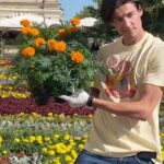 Ivan Zhvakin Instagram - Не первый раз принимаю участие в ежегодном мероприятие – фестивале цветов в ГУМе. И как обычно, своим флористическим разнообразием ГУМ не уступает настоящему ботаническому саду: специально для фестиваля было выращено множество цветов, которые украсят здание ГУМа изнутри и снаружи, вдоль всех линий универмага появятся и розовые колеусы, и сиреневые агератумы, лимонные и оранжевые тагетисы, красные и белые бегонии, нежно-розовые сурфинии. Сотни оттенков и множество сортов – пройти мимо настоящего сада на Красной площади точно не получится. Так и что я посадил?) За приглашение спасибо @bosco_di_ciliegi #иванжвакин #молодежка #гум #краснаяплощадь #боскодичильеджи