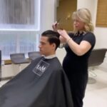 Ivan Zhvakin Instagram - Продолжаю экспериментировать над своей природной шапкой)) Пришёл к выводу, что совсем короткие стрижки - мне не очень. А пушистым ходить жарко - густой ворс😄 Хочется, чего-то универсального и практичного. И ещё я люблю самураев✊)) поэтому иногда собираю волосы в хвост. В общем, как выяснилось, мне очень подходит стрижка undercut! Ей почти 100 лет. Первыми ее стали носить британские солдаты в период Первой Мировой войны. Чуть позже стрижку «андеркат», позволявшую сохранить относительную длину волос и не мешавшую вести бой, герои войны популяризировали и в мирной жизни. Уже в 20-х годах XX века стрижка стала неотъемлемой частью стиля молодых людей, поступающих в ВУЗы. Её актуальность сохраняется и по сей день! Вот, теперь вы знаете, куда стоит обратиться по данному вопросу!🧐) Помимо качественной работы, хочу ещё отметить очень чистый и приятный глазу салон, который расположен очень удобно. Приветливые мастера своего дела не оставят вас без желания вернуться туда снова😏)) Добро пожаловать в MAIJA❤️ 📍г.Москва ул.Гиляровского 1, стр 1 📞8 495 607 38 30 Улица Гиляровского