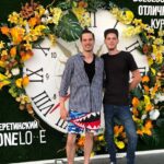 Ivan Zhvakin Instagram - Оглянуться не успел, а завтра уже осень! Это лето выдалось очень трансформационным. Работа работой, съемки съемками, но я бы отметил несколько других моментов. Уже, наверное, каждый смирился с мыслью, что уже никогда не будет, как раньше. Каждый хоть раз задумался, «а как теперь по-новому»? Все мои друзья подмечают это! Кстати о друзьях. В очередной раз понял насколько важно знакомиться с новыми людьми! 🎉 За это лето произошло множество встреч, о которых я даже не мечтал)! Уникальные люди с новыми для меня мыслями и мировоззрением. Общаюсь с ними и каждый раз ощущение, будто на другой планете побывал. ✅ Съездил в Крым. Эта поездка подарила мне настоящую бурю эмоций. ➡️ Влюбился! ❤️ Познакомились на пляжной вечеринке, на которую, как оказалось, мы идти не планировали, но так получилось. Посмотрим, что из этого выйдет.) ➡️ Лагерь Артек тоже навсегда останется в моем сердце. ❤️ А так же это чудное море и солнце, которые исцеляют и придают сил. ➡️ Там я Первый раз побывал на Нудистском пляже. 😂 Благо людей было не много, но сам ритуал выполнен. Решил, что нужно иногда делать то, что вне шаблонов мышления! ☝️Понял, что это движение больше не про демострацию себя, а про принятие себя среди людей. 💪 Тоже своего рода трансформация. ➡️ Ещё я стал чаще ходить на мероприятия и вечерние прогулки. Но не скажу, что прям заряжаюсь от этого. Знаю тех, кто без этого прям жить не может, но каждому своё и если всё в меру, то почему бы и нет🙃)) 😌 Жалею только, что за это лето не успел повидаться с многими своими давними друзьями! Обязательно нужно преодолевать любые расстояния и преграды и видеться с друзьями как можно чаще, создавать для этих встреч поводы. 😉 Ну а с кем успел увидеться, хочется ещё!! Теперь уже в пальто и шарфиках глинтвейн в парках попивать будем от холода🍁). Ну а если честно, хочу чтоб всех нас встретила не менее прекрасная Осень, как в песне у Ляписа: Любовь всегда приходит летом в платьице зеленом, А осенью любовь приходит в золотом. А как прошло ваше лето?? Что запомнилось больше всего?👇 Moscow