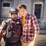 Ivan Zhvakin Instagram - История о том, как мы снимали в Аргентине, а саму Аргентину не показали. Tuc, Аргентина, Буэнос-Айрес Вокруг солнце, танго и стейки (аргентинцы ими очень гордятся). Пробы прошли довольно легко, нужно было просто отыграть текст. Сюжет довольно простой: мы с другим актёром едем на скутере, он смотрит на барышню, а я про печеньку рассказываю. И вот мы говорим о разном, но одними эпитетами: он о девушке, я о печенье. 🧊А теперь самое интересное: В рекламе мы снимались в шлемах, а у меня под ним был огромный пакет со льдом. Играть обаятельного парня под палящим солнцем оказалось сложно. Во рту и так была пустыня Сахара, да еще и сухие печеньки были. После каждого дубля приходилось пить много воды, чтобы была возможность продолжить съемку. 🎥 Ещё одна особенность съёмок: Замечали, как во всех рекламах упаковка открывается идеально? Так вот, это настолько сложный процесс, что часто его делают уже на компьютере. На упаковке делают специальный надрез, по которому важно открыть с правильным наклоном, скоростью и сопоставить ещё множество факторов Но я справился с первого дубля, чем удивил всю команду. Успех решили закрепить, второй дубль и точно также, просто феноменально закреплённый кадр. Два дубля, спасибо, снято. И все пошли по домам, ну а мы — гулять. P.S. Сам Буэнос-Айрес не шибко помню, но было ощущение, что попал в один из бразильских сериалов, которые смотрела мама, когда был маленький. Кстати сейчас она переключилась на турецкий сериал про Серкана Болата. Знаете такого? 😆 Очень благодарен команде @tuc_das_original за такое приключение и поездку в Аргентину. Хоть саму Аргентину в рекламе так и не показали 😂