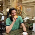 Ivan Zhvakin Instagram - Ближайшие планы за чашкой кофе.) Ну, в первую очередь хочу всех без исключения поздравить с наступлением лета!!☀️ Мы все дружно прошли нашу уже традиционную заморозку🥶 и поэтому каждый заслуживаем теплые лучи солнца на коже и свежий запах травы после дождя)😌 Я настолько сильно соскучился по свежим ягодам и фруктам, что готов ловить любых бабушек с ведерком и предлагать им денег, лишь бы заполучить ягодку😆 Но это не самые главные планы в моей голове за чашечкой кофе.) Лечу в Сочи😎) На три денька) Снова побываю в моем любимом детском хоккейном лагере #Звездахоккея Может даже в море успею накупаться)) Пусть с погодой повезёт☀️! И надеюсь бабок ловить не придётся🫐🍒🍇🍓. #иванжвакин #молодежка #звездахоккея #сборы #сочи #планыналето ГУМ-Red-Line