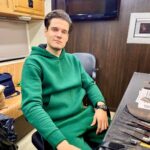 Ivan Zhvakin Instagram - Реальность актерской жизни VS представления зрителей об актерской жизни Люди думают, что жизнь актера — это постоянные недосыпы, работа 24/7, отсутствие личной жизни и времени на себя. А ещё переезды, гастроли, путешествия и новые места. Вместо обеда мы учим тексты, а вместо ужина спим. Знаете, с кем мы сами себя сравниваем? С фрилансерами. Сам и жнец, и на дуде игрец. За тебя не сходят на кастинги, на передачи или радио, не запишут самопробы, не отыграют в кадре. Со стороны кажется, что работа состоит только из съемок и благодарностей фанатов. Остальной путь остается невидимым для зрителя. В основном это так же как и у всех — постоянный поиск себя в этом мире и огромное желание, чтобы тебя заметили и сразу поняли! Но так не всегда и не у всех. Мы также учимся, совершенствуемся, находим время на себя, близких, друзей. Это важно! Если честно, для меня самое сложное на площадке — ожидание, когда меня позовут в кадр. Я называю это «время томления». Смена может быть и 12 часов (не 24/7). Но не все 12 часов каждый актер работает в самом кадре. И тогда на съемках очень важно правильно распределить свои силы, быть коммуникабельным. Залог успешной смены! 😉 Всегда остается время на отдых, а значит есть силы на новые проекты и увлечения! А ещё классно, когда собирается дружный коллектив. Тогда работа превращается в праздник. И хочется возвращаться к этим людям снова и снова. Вот такая она, скрытая сторона профессии актёра🙂 Поделитесь, у кого мнение с вышесказанным совпало, а у кого нет? И в чем? #иванжвакин Moscow, Russia