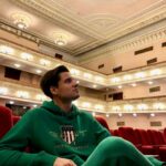 Ivan Zhvakin Instagram - Я играю Онегина. Самому все еще не привычно это говорить. Многое на этих гастролях для меня в новинку😌 Обстановка, сцена, свет и звук, декорации – я увидел так много разных театров. Да, большинство как один, похожи друг на друга. Но вот некоторые, это просто произведения искусства. Например, в Рыбинске, играли в концертном зале ДК «Авиатор». Пока была минутка, я восхищался этим залом, настолько там было атмосферно. Даже примерил на себя роль зрителя. Раньше, признаюсь честно, я редко бывал в театрах как зритель. И только сейчас задумался о том, как обстановка самого театра влияет на спектакль. Для актеров намного приятнее играть в антуражных залах. На сцене разворачивается действие, а вокруг столько красивых вещей, дополняющих сюжет и образы актеров: красивые люстры, занавес, лепнина, скульптуры, фрески. Как будто границы спектакля расширяются и выходят за рамки кулис. Всё вместе это помогает зрителю отвлечься от личных забот и с головой погрузиться в историю на сцене. Поделитесь, а для вас также важна атмосфера в театре? 🤔 #иванжвакин