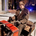 Ivan Zhvakin Instagram - Сегодня международный день 📽Кино (127 лет). Всех киношников, а также продюсеров и всех причастных к этому событию, я от всей души поздравляю с «киноднем»!!) Пусть всё, что создается за кадром, прекрасно воплощается в самом кадре и наоборот!!😁🔁)) А на фото — съемки в проекте «Все в сад»! Скоро и к вам приеду))🎠 #иванжвакин #денькино Царицыно (музей-заповедник)