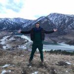 Ivan Zhvakin Instagram - 🏞Алтай! Ну вот! И я с тобой познакомился🙌)) Здесь места, наполненные силой, которые так и манят толпы туристов! Если бы не моя профессия, то не представляю, когда бы еще состоялась эта важная для меня встреча! Я ОБОЖАЮ экспедиции за бурю эмоций и чистый воздух! Про съёмки просили ничего пока не рассказывать, как бы сильно мне не хотелось поделиться! Поэтому делюсь своим впечатлением от местного колорита, пейзажей и чистого горного воздуха🏔! Спасибо тебе Алтай. В гостях у тебя хорошо! Ну, а про съемки расскажу, когда придет время! Вам понравится то, что было реализовано! Кто был на Алтае? Какие впечатления были у вас? P.S. В куртке @diegom_milano #DIEGOM #modaitaliana #FW2223 очень комфортно в путешествиях! Grazie @manuelabortolameolli_official Горно-Алтайск