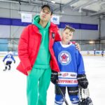 Ivan Zhvakin Instagram - Не первый год езжу на сборы детского хоккейного лагеря «Звезда хоккея» в Сочи! У парней там тренировок больше, чем у нашей сборной! И мне посчастливилось заскочить на одну из таких! Драйв детей (им до 10 лет) заряжает любого взрослого человека! Спрашиваю — «устали от тренировок?» А они — «Нет! Круто!» Вспомнил, как перед съемками Молодежки у нас было по три тренировки в неделю. Но между нами говоря, мне сполна хватало и двух. 😅 Это здорово, когда молодую энергию направляешь в правильное, спортивное русло!)👍 P.S. Бонус в этих поездках — приятная возможность подышать морским, свежим воздухом!) В Москве солнца почти нет. А в Сочи, если с погодой везёт, можно и солнышком вдоволь насладиться!☺️ Зимой, кстати, еще будут сборы! Хоккей и морское солнце — самый удачный выбор активного спорта для детей!👍 Адлер, Сочи