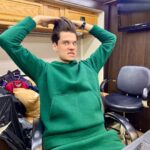 Ivan Zhvakin Instagram - Реальность актерской жизни VS представления зрителей об актерской жизни Люди думают, что жизнь актера — это постоянные недосыпы, работа 24/7, отсутствие личной жизни и времени на себя. А ещё переезды, гастроли, путешествия и новые места. Вместо обеда мы учим тексты, а вместо ужина спим. Знаете, с кем мы сами себя сравниваем? С фрилансерами. Сам и жнец, и на дуде игрец. За тебя не сходят на кастинги, на передачи или радио, не запишут самопробы, не отыграют в кадре. Со стороны кажется, что работа состоит только из съемок и благодарностей фанатов. Остальной путь остается невидимым для зрителя. В основном это так же как и у всех — постоянный поиск себя в этом мире и огромное желание, чтобы тебя заметили и сразу поняли! Но так не всегда и не у всех. Мы также учимся, совершенствуемся, находим время на себя, близких, друзей. Это важно! Если честно, для меня самое сложное на площадке — ожидание, когда меня позовут в кадр. Я называю это «время томления». Смена может быть и 12 часов (не 24/7). Но не все 12 часов каждый актер работает в самом кадре. И тогда на съемках очень важно правильно распределить свои силы, быть коммуникабельным. Залог успешной смены! 😉 Всегда остается время на отдых, а значит есть силы на новые проекты и увлечения! А ещё классно, когда собирается дружный коллектив. Тогда работа превращается в праздник. И хочется возвращаться к этим людям снова и снова. Вот такая она, скрытая сторона профессии актёра🙂 Поделитесь, у кого мнение с вышесказанным совпало, а у кого нет? И в чем? #иванжвакин Moscow, Russia