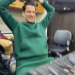 Ivan Zhvakin Instagram - Реальность актерской жизни VS представления зрителей об актерской жизни Люди думают, что жизнь актера — это постоянные недосыпы, работа 24/7, отсутствие личной жизни и времени на себя. А ещё переезды, гастроли, путешествия и новые места. Вместо обеда мы учим тексты, а вместо ужина спим. Знаете, с кем мы сами себя сравниваем? С фрилансерами. Сам и жнец, и на дуде игрец. За тебя не сходят на кастинги, на передачи или радио, не запишут самопробы, не отыграют в кадре. Со стороны кажется, что работа состоит только из съемок и благодарностей фанатов. Остальной путь остается невидимым для зрителя. В основном это так же как и у всех — постоянный поиск себя в этом мире и огромное желание, чтобы тебя заметили и сразу поняли! Но так не всегда и не у всех. Мы также учимся, совершенствуемся, находим время на себя, близких, друзей. Это важно! Если честно, для меня самое сложное на площадке — ожидание, когда меня позовут в кадр. Я называю это «время томления». Смена может быть и 12 часов (не 24/7). Но не все 12 часов каждый актер работает в самом кадре. И тогда на съемках очень важно правильно распределить свои силы, быть коммуникабельным. Залог успешной смены! 😉 Всегда остается время на отдых, а значит есть силы на новые проекты и увлечения! А ещё классно, когда собирается дружный коллектив. Тогда работа превращается в праздник. И хочется возвращаться к этим людям снова и снова. Вот такая она, скрытая сторона профессии актёра🙂 Поделитесь, у кого мнение с вышесказанным совпало, а у кого нет? И в чем? #иванжвакин Moscow, Russia