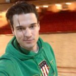Ivan Zhvakin Instagram - Я играю Онегина. Самому все еще не привычно это говорить. Многое на этих гастролях для меня в новинку😌 Обстановка, сцена, свет и звук, декорации – я увидел так много разных театров. Да, большинство как один, похожи друг на друга. Но вот некоторые, это просто произведения искусства. Например, в Рыбинске, играли в концертном зале ДК «Авиатор». Пока была минутка, я восхищался этим залом, настолько там было атмосферно. Даже примерил на себя роль зрителя. Раньше, признаюсь честно, я редко бывал в театрах как зритель. И только сейчас задумался о том, как обстановка самого театра влияет на спектакль. Для актеров намного приятнее играть в антуражных залах. На сцене разворачивается действие, а вокруг столько красивых вещей, дополняющих сюжет и образы актеров: красивые люстры, занавес, лепнина, скульптуры, фрески. Как будто границы спектакля расширяются и выходят за рамки кулис. Всё вместе это помогает зрителю отвлечься от личных забот и с головой погрузиться в историю на сцене. Поделитесь, а для вас также важна атмосфера в театре? 🤔 #иванжвакин