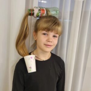 Iveta Lutovská Instagram - ...a jak chodí do školy vaše dítě?! 🤭 #DenÚčesů ... jsem zvědavá, jak s tím zvládne tělocvik🤪
