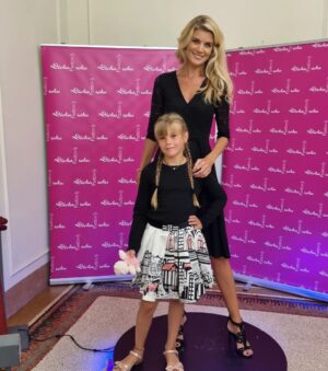 Iveta Lutovská Instagram - Včerejší DÍVKA ROKU a my dvě v porotě👭. Na tuhle soutěž pro mladé, krásné a hlavně talentované mladé slečny jezdím už 14 let a jsem hrdou patronkou této soutěže, která má i hlubší význam - vždy jde celý výtěžek na jednoho konkrétního človíčka, ke kterému není osud přívětivý a zasáhlo ho onkologické onemocnění🙏.
Posledních šest let se mnou jezdí "moje Dívka roku" a vždy se moc těšíme a baví nás to🤩.
Gratulujeme vítězkám, držíme palce Kačce, které včerejší večer přinesl nejen dárečky pro radost, ale především peníze, které alespoň trochu pomůžou zase se odrazit💫!
@kristy.sklenarova , ty a tvůj tým jste skvělé a jednoduše "díky"☺️
#divkaroku #soutez #finale #porota #mydve