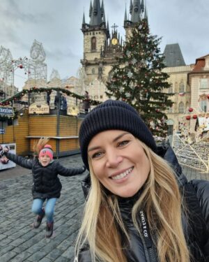 Iveta Lutovská Instagram - I přes všechny šílenosti a tragédie, které se bohužel dějou, se snažím zachovat vánočního ducha... Přeji nám všem klidné předvánoční dny a snad už jen hezké zprávy💫🙏