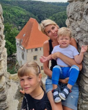 Iveta Lutovská Instagram - Prázdninové vejletění 🚗👣🏰
#sýýýr #kokorin #kokorinskydul #mseno