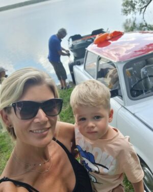 Iveta Lutovská Instagram - "To je dost, táto, žes nás taky vyvez!"🚙🛶🐟😆
#trabant #clun #jakumore