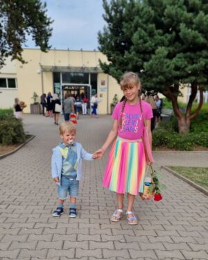 Iveta Lutovská Instagram - Třetí třída úspěšně za námi (a že nám to dávalo často zabrat🙈🤪)... a teď už hurá na prázdniny! 
#vysvedceni #tretak #proodmenu do @funbaby.cz