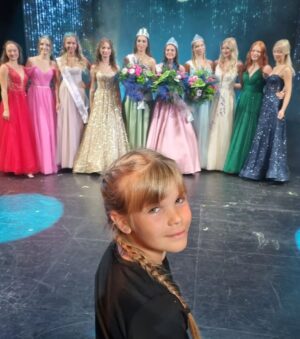 Iveta Lutovská Instagram - Včerejší DÍVKA ROKU a my dvě v porotě👭. Na tuhle soutěž pro mladé, krásné a hlavně talentované mladé slečny jezdím už 14 let a jsem hrdou patronkou této soutěže, která má i hlubší význam - vždy jde celý výtěžek na jednoho konkrétního človíčka, ke kterému není osud přívětivý a zasáhlo ho onkologické onemocnění🙏.
Posledních šest let se mnou jezdí "moje Dívka roku" a vždy se moc těšíme a baví nás to🤩.
Gratulujeme vítězkám, držíme palce Kačce, které včerejší večer přinesl nejen dárečky pro radost, ale především peníze, které alespoň trochu pomůžou zase se odrazit💫!
@kristy.sklenarova , ty a tvůj tým jste skvělé a jednoduše "díky"☺️
#divkaroku #soutez #finale #porota #mydve