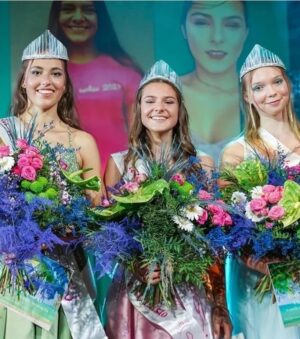Iveta Lutovská Instagram - Včerejší DÍVKA ROKU a my dvě v porotě👭. Na tuhle soutěž pro mladé, krásné a hlavně talentované mladé slečny jezdím už 14 let a jsem hrdou patronkou této soutěže, která má i hlubší význam - vždy jde celý výtěžek na jednoho konkrétního človíčka, ke kterému není osud přívětivý a zasáhlo ho onkologické onemocnění🙏.
Posledních šest let se mnou jezdí "moje Dívka roku" a vždy se moc těšíme a baví nás to🤩.
Gratulujeme vítězkám, držíme palce Kačce, které včerejší večer přinesl nejen dárečky pro radost, ale především peníze, které alespoň trochu pomůžou zase se odrazit💫!
@kristy.sklenarova , ty a tvůj tým jste skvělé a jednoduše "díky"☺️
#divkaroku #soutez #finale #porota #mydve