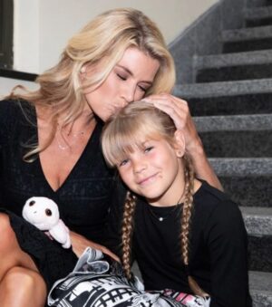 Iveta Lutovská Instagram - Včerejší DÍVKA ROKU a my dvě v porotě👭. Na tuhle soutěž pro mladé, krásné a hlavně talentované mladé slečny jezdím už 14 let a jsem hrdou patronkou této soutěže, která má i hlubší význam - vždy jde celý výtěžek na jednoho konkrétního človíčka, ke kterému není osud přívětivý a zasáhlo ho onkologické onemocnění🙏.
Posledních šest let se mnou jezdí "moje Dívka roku" a vždy se moc těšíme a baví nás to🤩.
Gratulujeme vítězkám, držíme palce Kačce, které včerejší večer přinesl nejen dárečky pro radost, ale především peníze, které alespoň trochu pomůžou zase se odrazit💫!
@kristy.sklenarova , ty a tvůj tým jste skvělé a jednoduše "díky"☺️
#divkaroku #soutez #finale #porota #mydve