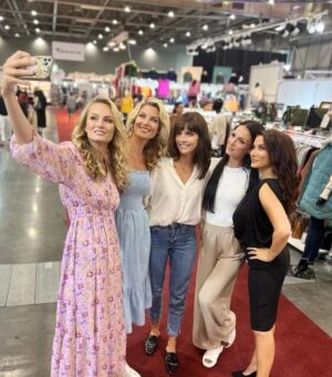 Iveta Lutovská Instagram - Modelka z ní bude. Prý😍... 
Kdyby mi někdo řekl, že i ve čtyřiceti budu šlapat molo, tak ho pošlu k Chocholouškovi 🙈🤪😄
#mojemladsivydani #modelka #malavelka  #prehlidka