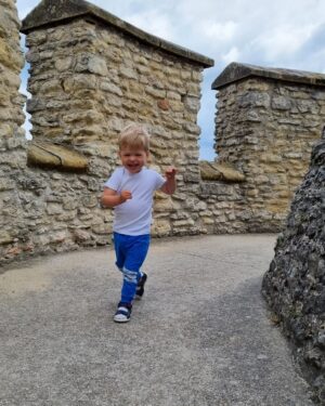 Iveta Lutovská Instagram - Prázdninové vejletění 🚗👣🏰
#sýýýr #kokorin #kokorinskydul #mseno
