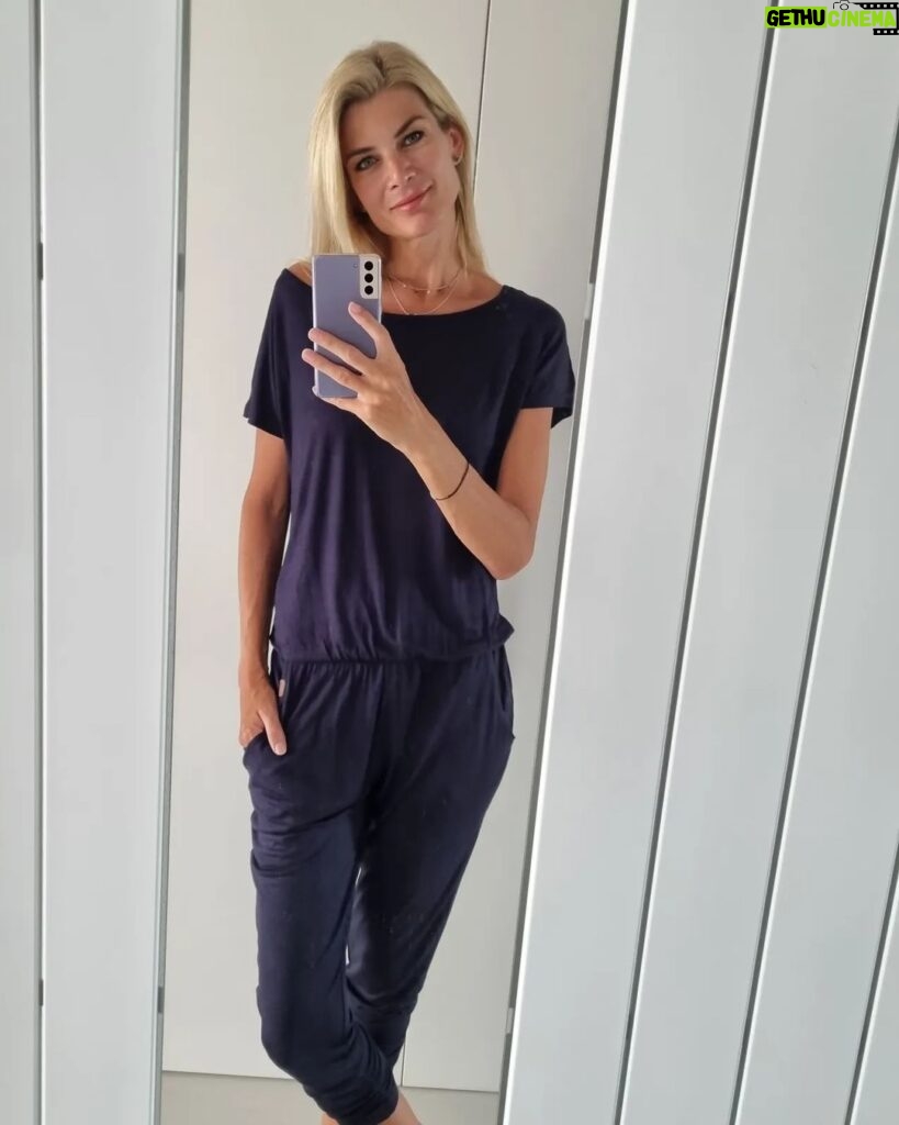 Iveta Lutovská Instagram - Ode dneška až do 23.7. platí sleva 20 % na vše (i zlevněné věcičky/slevy se sčítají) u české volnočasové módy @sam73.cz Obleče i obuje se u nich celá rodina - a stylově🙂! Při objednávce stačí zadat kód: IVET20 ... a zároveň probíhají na jejich prodejnách další akce - nejen slevy až 70 %, ale i sleva dalších 100 Kč, když si o ní u pokladny řeknete😊 (při nákupu nad 500 Kč) #sam73 #moda na #volnycas