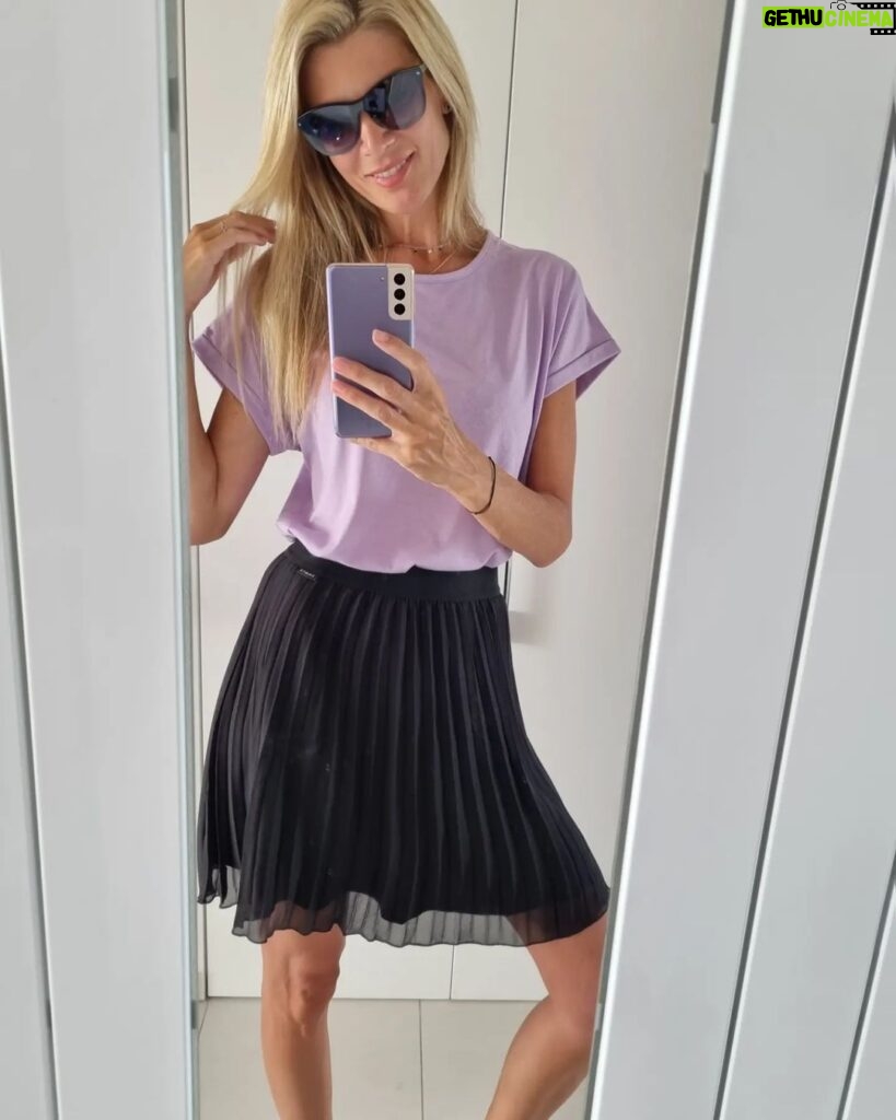 Iveta Lutovská Instagram - Ode dneška až do 23.7. platí sleva 20 % na vše (i zlevněné věcičky/slevy se sčítají) u české volnočasové módy @sam73.cz Obleče i obuje se u nich celá rodina - a stylově🙂! Při objednávce stačí zadat kód: IVET20 ... a zároveň probíhají na jejich prodejnách další akce - nejen slevy až 70 %, ale i sleva dalších 100 Kč, když si o ní u pokladny řeknete😊 (při nákupu nad 500 Kč) #sam73 #moda na #volnycas