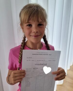Iveta Lutovská Instagram - Třetí třída úspěšně za námi (a že nám to dávalo často zabrat🙈🤪)... a teď už hurá na prázdniny! 
#vysvedceni #tretak #proodmenu do @funbaby.cz