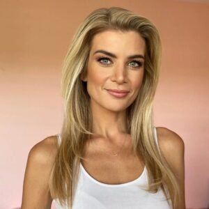 Iveta Lutovská Instagram - Když si vás vezme do parády profík💄😊 ...proč Tě nemám doma každé ráno, Verunko?!🙏😄 @veronika_bohomakeup
#makeup #readyforshoot