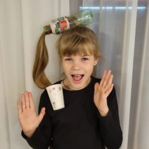 Iveta Lutovská Instagram - ...a jak chodí do školy vaše dítě?! 🤭 #DenÚčesů ... jsem zvědavá, jak s tím zvládne tělocvik🤪
