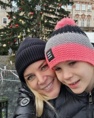 Iveta Lutovská Instagram - I přes všechny šílenosti a tragédie, které se bohužel dějou, se snažím zachovat vánočního ducha... Přeji nám všem klidné předvánoční dny a snad už jen hezké zprávy💫🙏