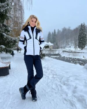 Iveta Lutovská Instagram - Dnes si hrajem na modelky🫢. V oblečení z @davidsportcz to jde samo...🤩
#spindl #nahorach #mydve
