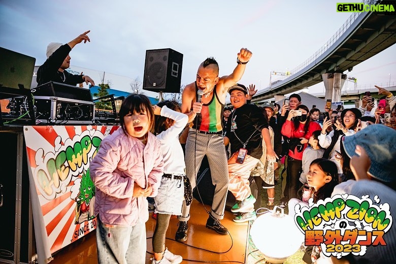 J-REXXX Instagram - 子供達とめちゃくちゃ遊んだぜ😆👶👧🧒👦 HEMP ZIONの野外ダンス　ありがとうねー😊😊 @bob_hemp_zion @yuki_hempzion @takuma.hempzion.aionmusic