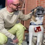 J Balvin Instagram - Enzo llegó a mi vida a ponerle color, fueron 14 años en los que me dio el privilegio de tenerlo cerca, de verme crecer, caer y subir. Empezó siendo mi hijo y terminó siendo mi abuelo, ya sabemos que sus años cuentan diferente, por eso solo me dio sabiduría, me enseñó cómo aprender a guardar silencio y saber escoger mis batallas , la lealtad y la magestusidad de vivir al servicio, como siempre lo hizo conmigo, mi familia y mis amigos. Ya no estás en este plano físico pero tu energía está con nosotros. Gracias por cuidar de mi familia , de Valentina, en su embarazo como todo un guardián y de acompañarme en todos mis momentos de forma incondicional. Descansa en paz. El cielo está de fiesta, estoy seguro! Rey Enzo