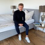 Jörn Schlönvoigt Instagram - Anzeige: Was ich am meisten vermisse auf meiner Reise? Meine neue Matratze von Emma. Schon lange nicht mehr so gut geschlafen! Sehr bequem, hochwertig und super Preis Leistung Verhältnis. Wenn ihr auch besser schlafen wollt, dann habt ihr jetzt bis zum 29.11 die Möglichkeit bei den Emma Black Week’s 20 % auf das gesamte Sortiment zu sparen und mit meinem Code GOODSLEEP erhaltet ihr nochmal weitere 5 % Rabatt. Das Angebot gilt für DE/AT/CH ! Den Link findet ihr in meiner Bio -schlaft gut mit dem Testsieger ! @emma_matratze